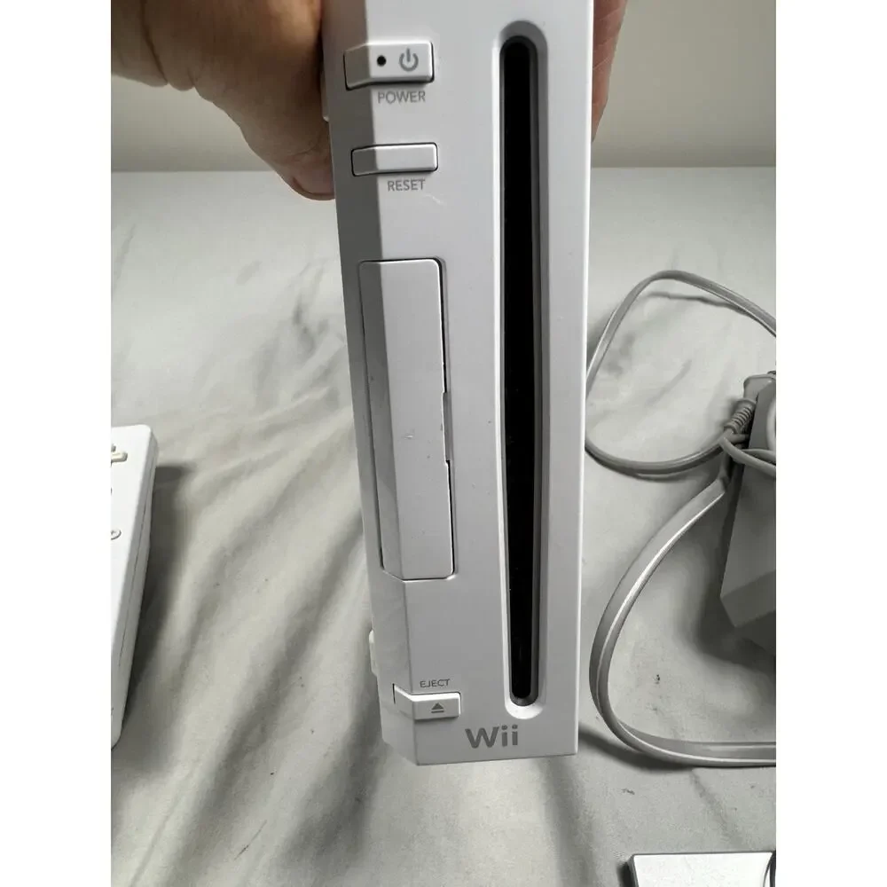 Nintendo Wii RVL-001 Bundle 5 Games Wii Play Remote Nunchuk GameCube